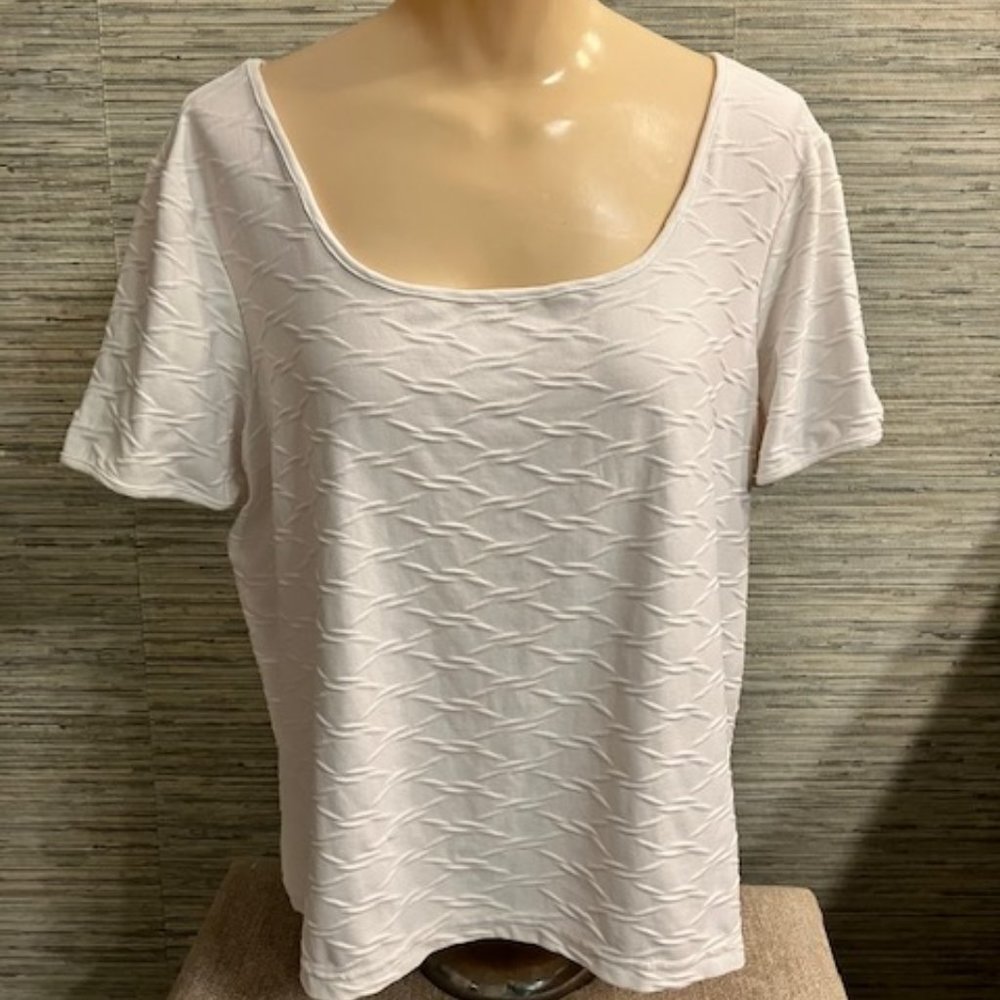JACKIE BLUE - Size XL-Textured Patterned White Scoop Neck Top - Great Condition!